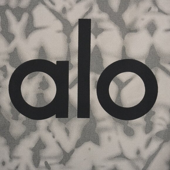 ALO Yoga Shopper Tote Bag with Logo Print in Grey Tiedye - NWT - Picture 3 of 10